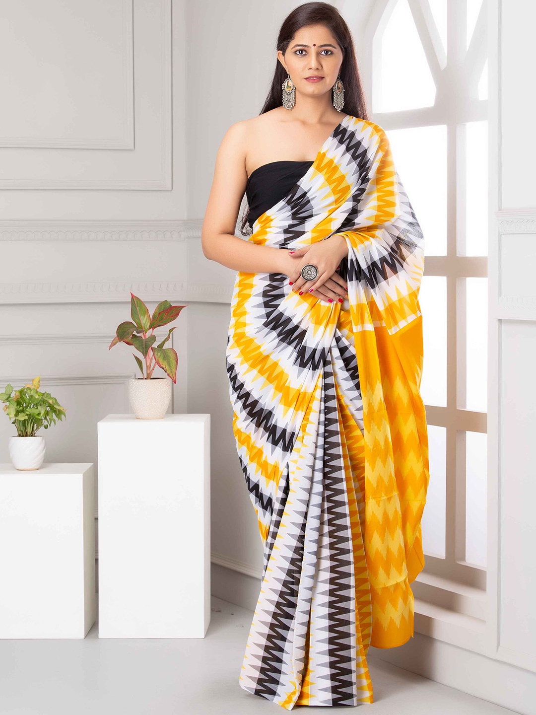 

PALLO LATKE Striped Pure Cotton Block Print Saree, Yellow