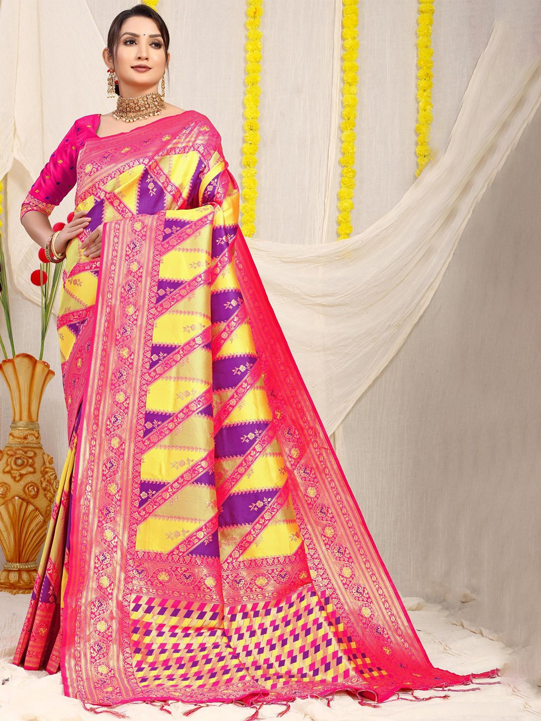 

PATIALAPICKS Geometric Woven Design Zari Pure Silk Kanjeevaram Saree, Pink