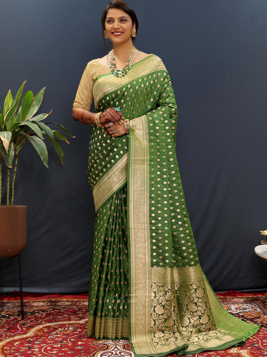 

PATIALAPICKS Woven Design Zari Pure Silk Kanjeevaram Saree, Green