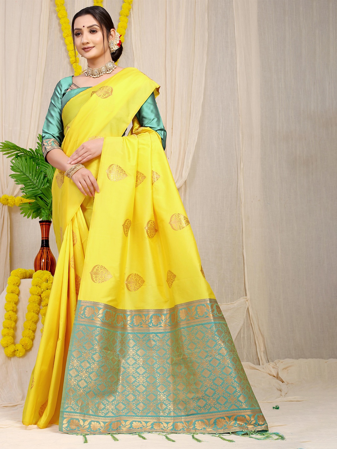 

PATIALAPICKS Ethnic Motifs Woven Design Zari Pure Silk Kanjeevaram Saree, Yellow