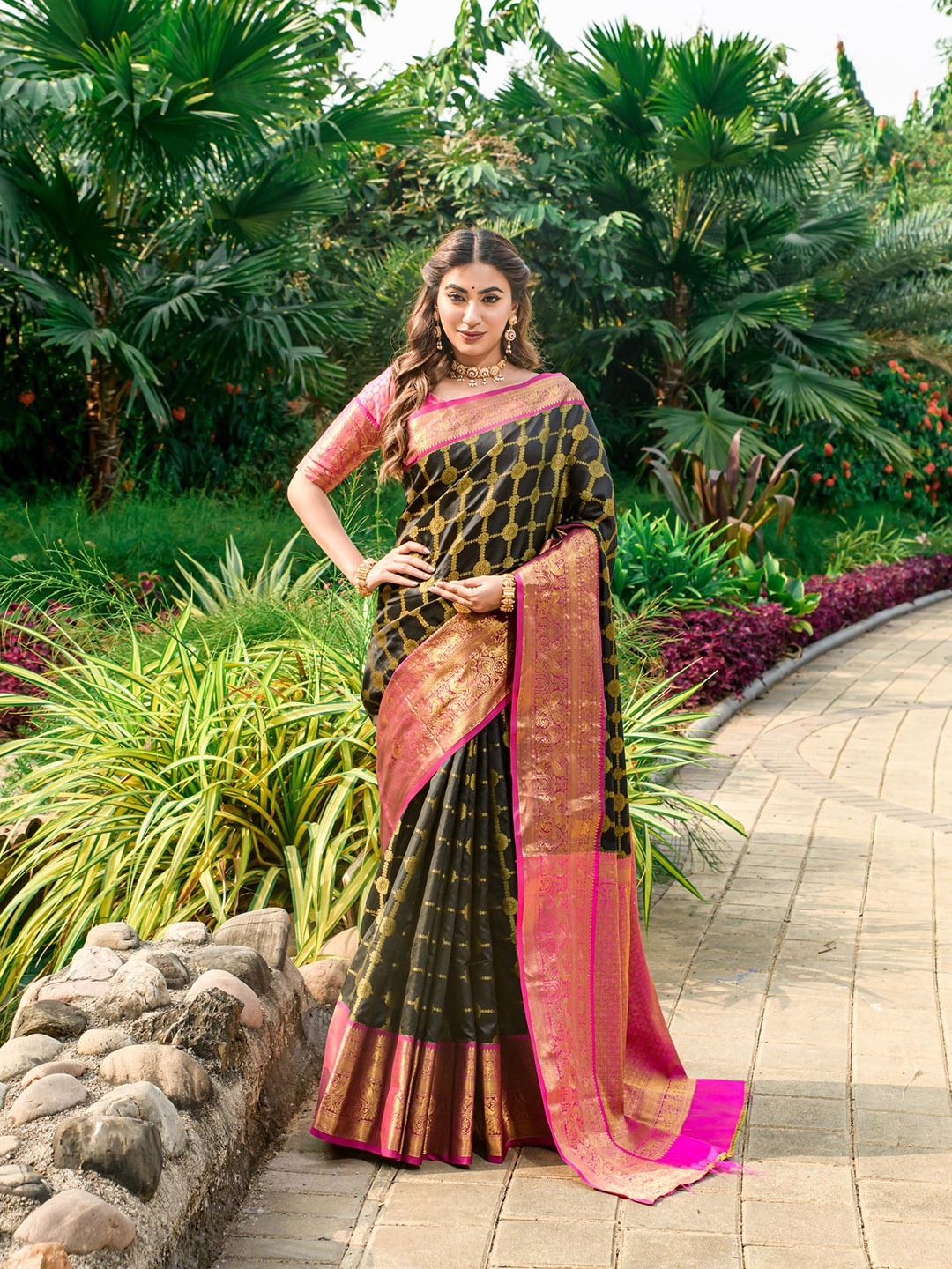 

PATIALAPICKS Ethnic Motifs Woven Design Zari Pure Silk Kanjeevaram Saree, Black