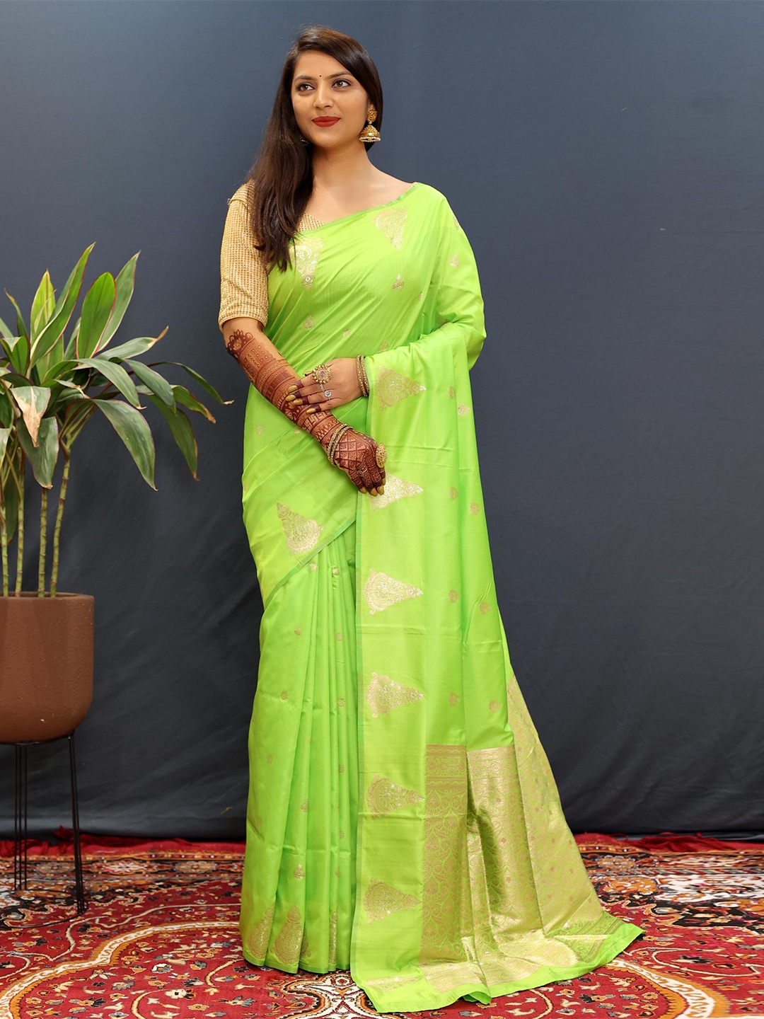 

PATIALAPICKS Ethnic Motifs Woven Design Zari Pure Silk Kanjeevaram Saree, Green