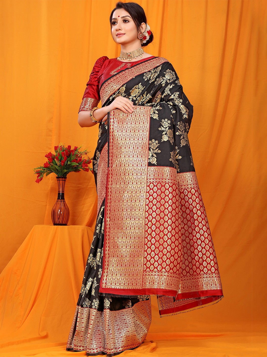 

PATIALAPICKS Floral Woven Design Zari Pure Silk Kanjeevaram Saree, Black