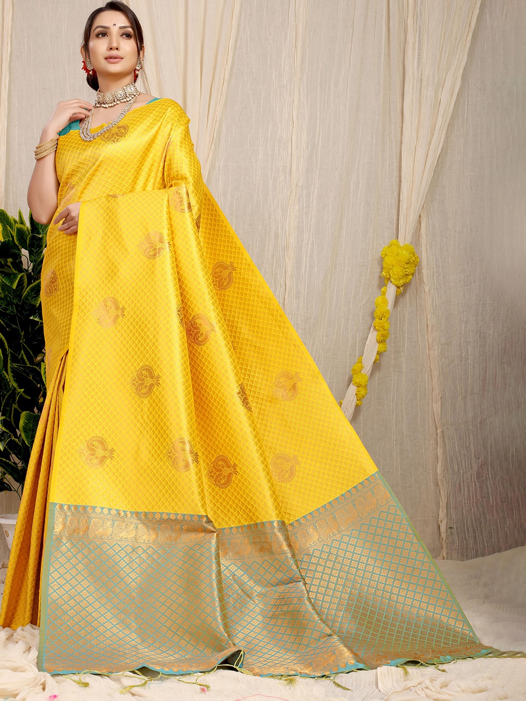 

PATIALAPICKS Woven Design Zari Pure Silk Kanjeevaram Saree, Yellow