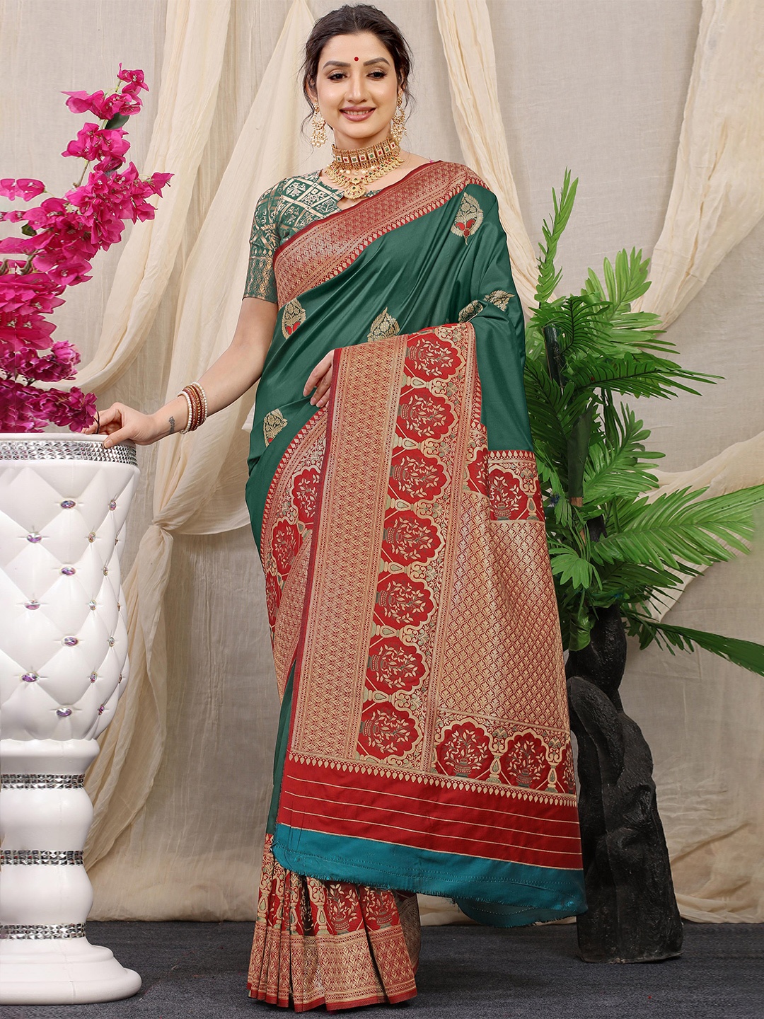 

PATIALAPICKS Ethnic Motifs Woven Design Zari Pure Silk Kanjeevaram Saree, Green