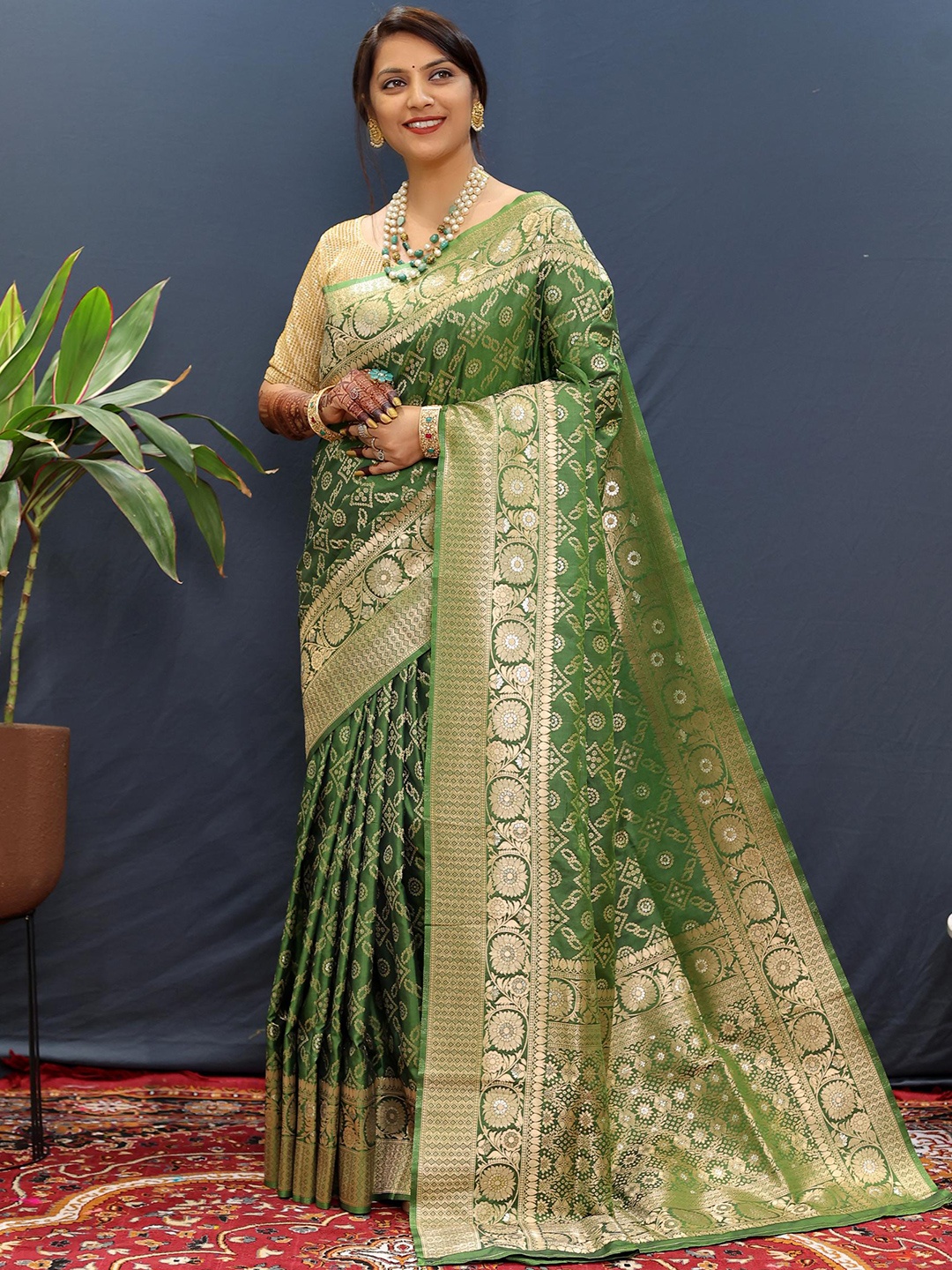 

PATIALAPICKS Ethnic Motifs Woven Design Zari Pure Silk Kanjeevaram Saree, Green