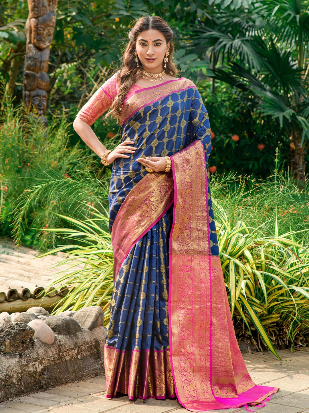 

PATIALAPICKS Ethnic Motifs Woven Design Zari Pure Silk Kanjeevaram Saree, Navy blue