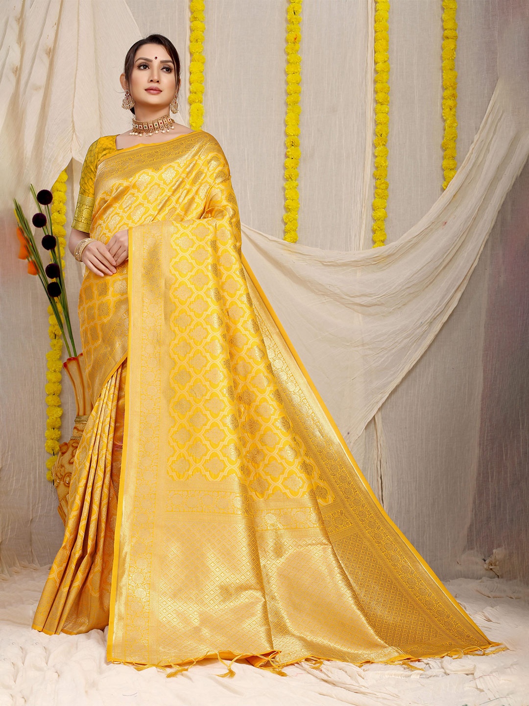 

PATIALAPICKS Ethnic Motifs Woven Design Zari Pure Silk Kanjeevaram Saree, Yellow
