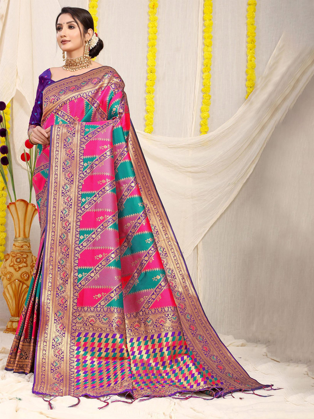 

PATIALAPICKS Woven Design Zari Pure Silk Heavy Work Kanjeevaram Saree, Green