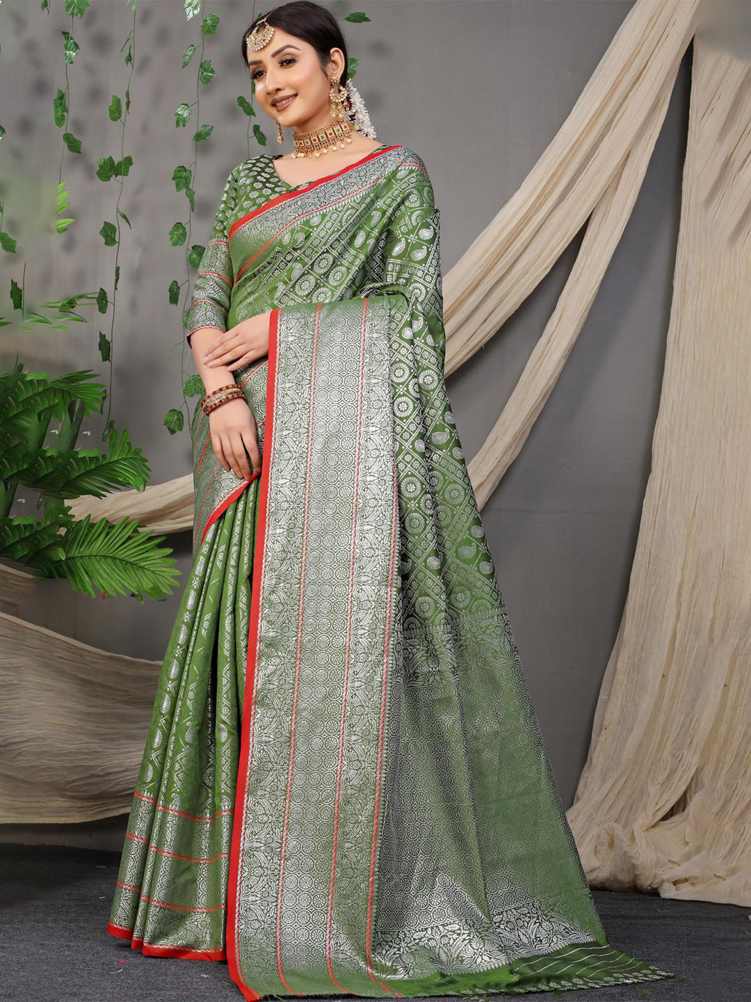 

PATIALAPICKS Ethnic Motifs Woven Design Zari Pure Silk Kanjeevaram Saree, Green