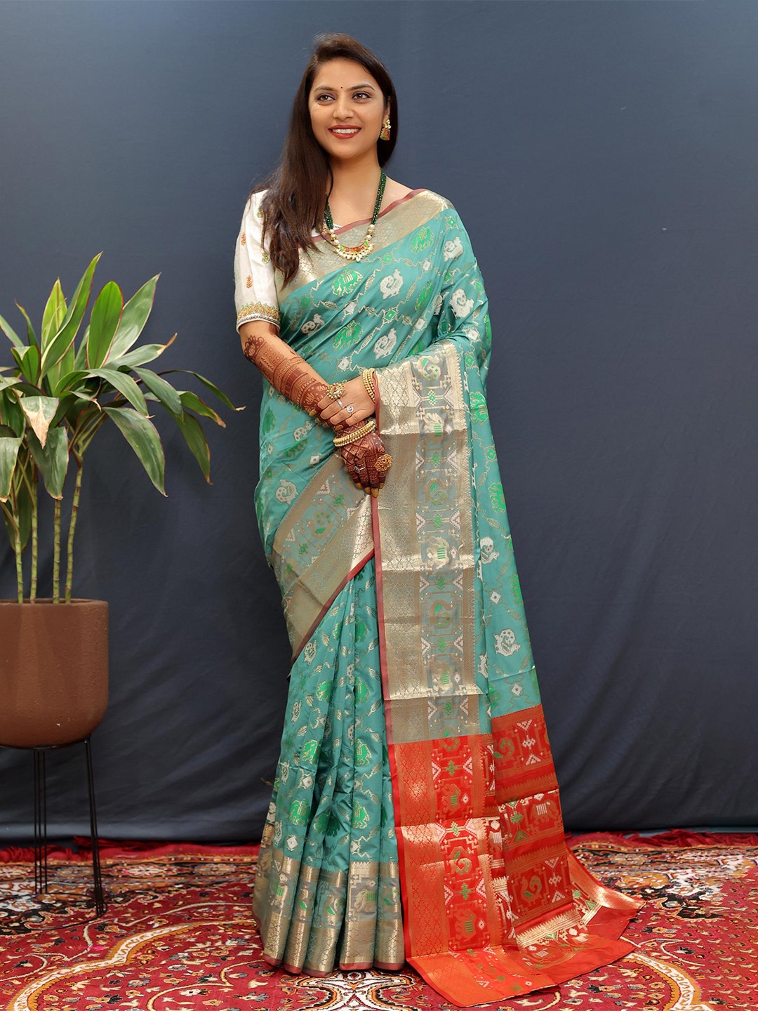 

PATIALAPICKS Floral Woven Design Zari Pure Silk Kanjeevaram Saree, Sea green