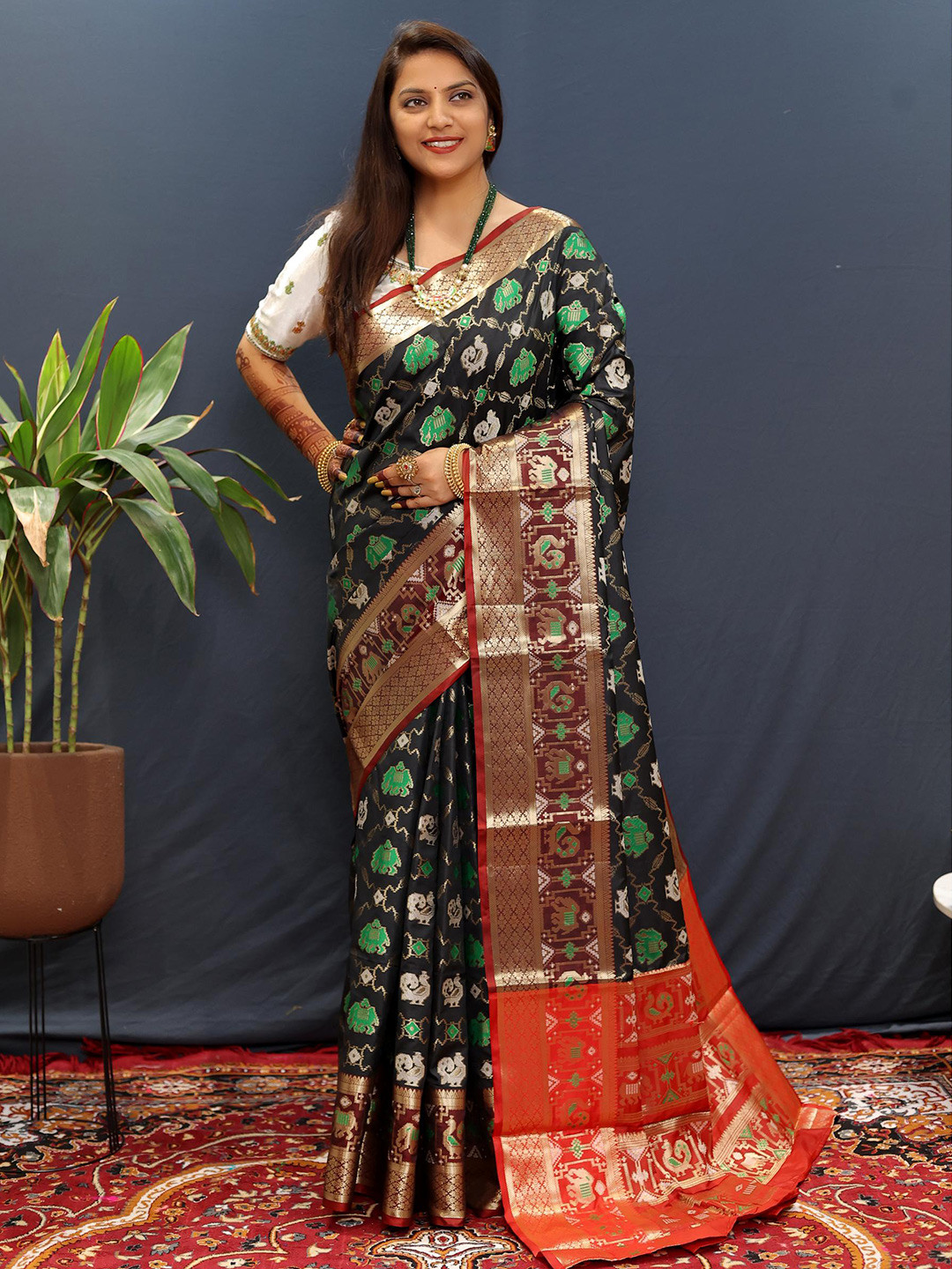 

PATIALAPICKS Ethnic Motifs Woven Design Zari Pure Silk Kanjeevaram Saree, Black