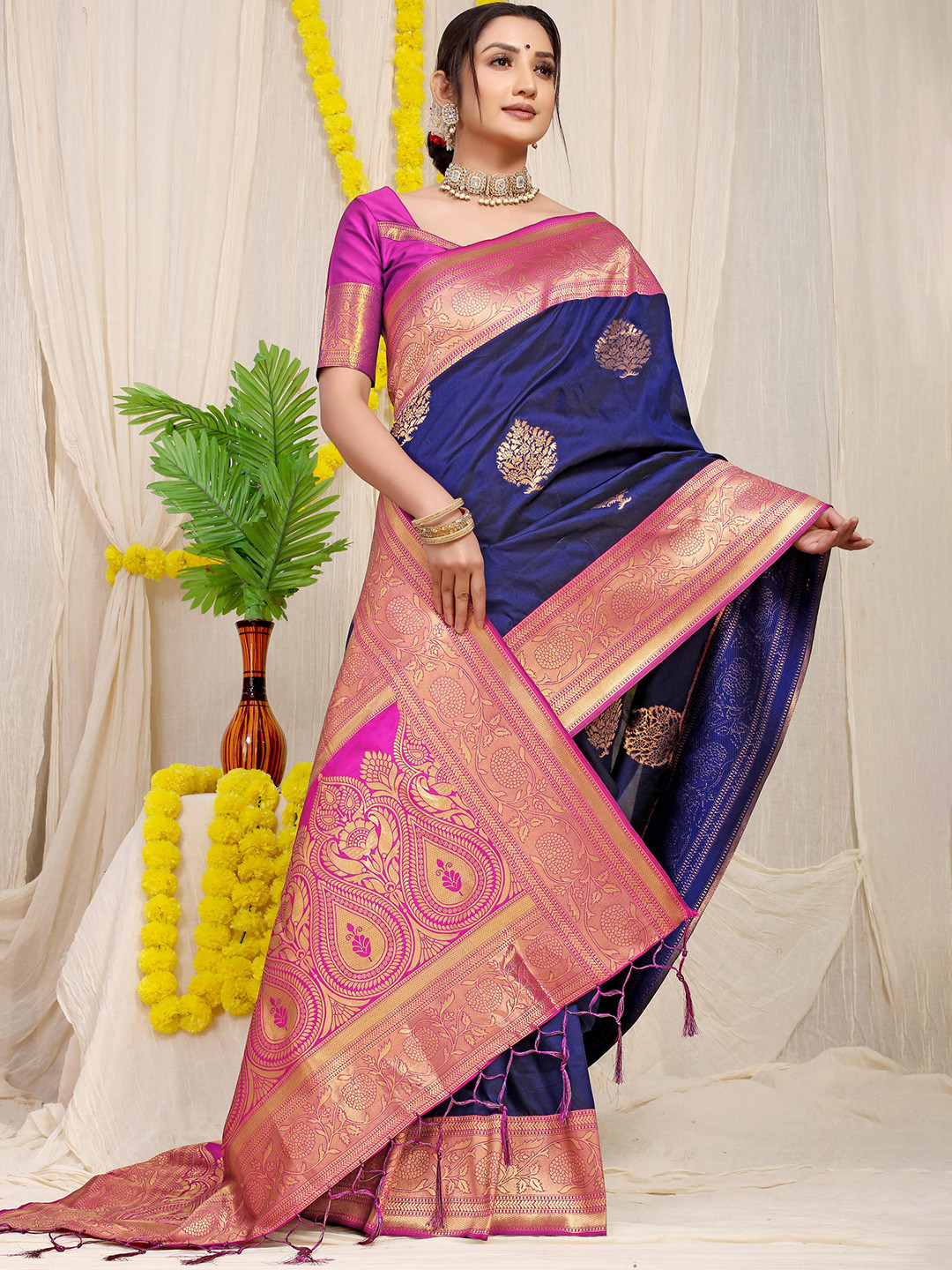 

PATIALAPICKS Ethnic Motifs Woven Design Zari Pure Silk Kanjeevaram Saree, Navy blue