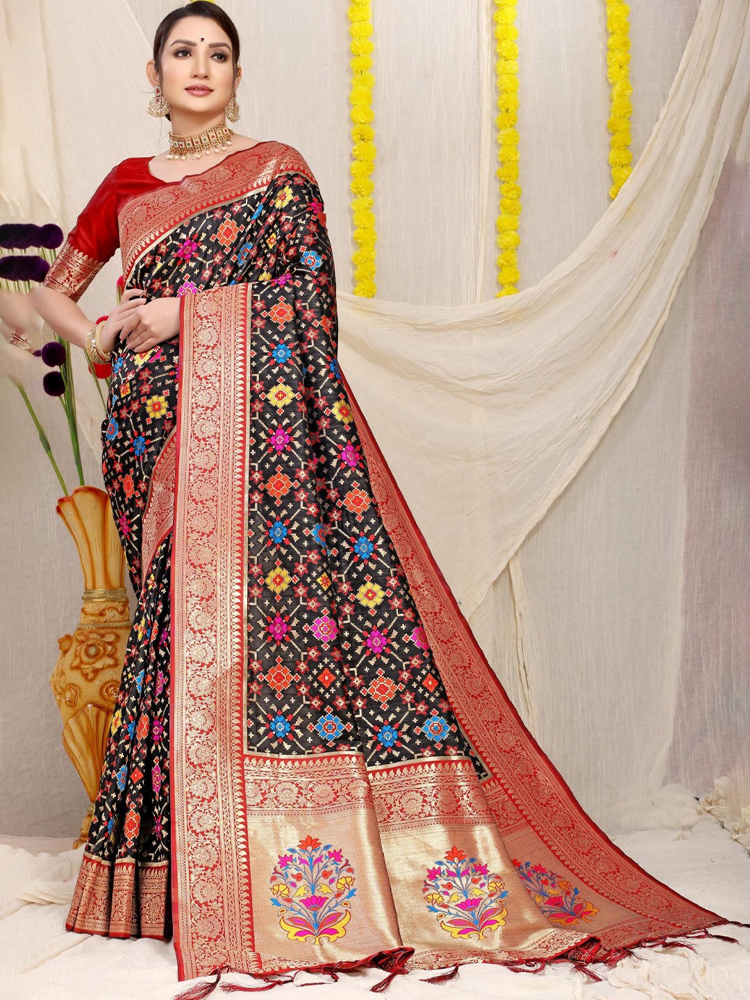 

PATIALAPICKS Woven Design Zari Pure Silk Kanjeevaram Saree, Black