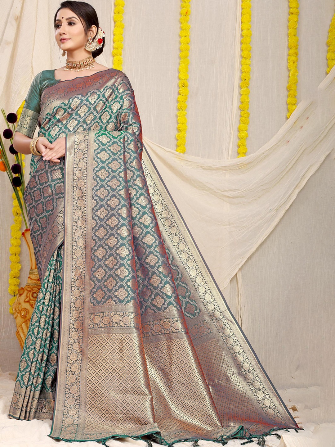 

PATIALAPICKS Ethnic Motifs Woven Design Zari Pure Silk Kanjeevaram Saree, Green