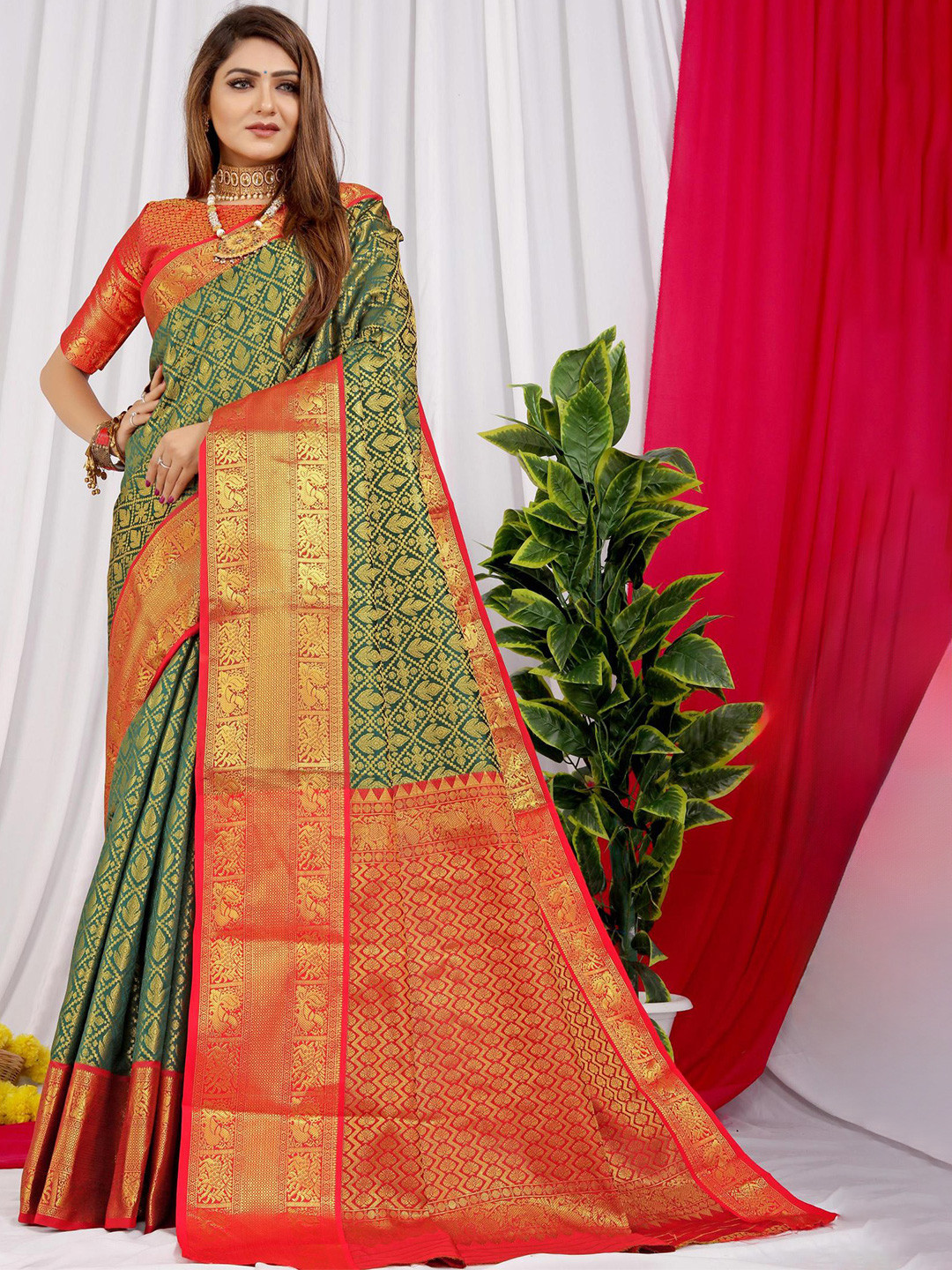 

PATIALAPICKS Ethnic Motifs Woven Design Zari Pure Silk Kanjeevaram Saree, Green