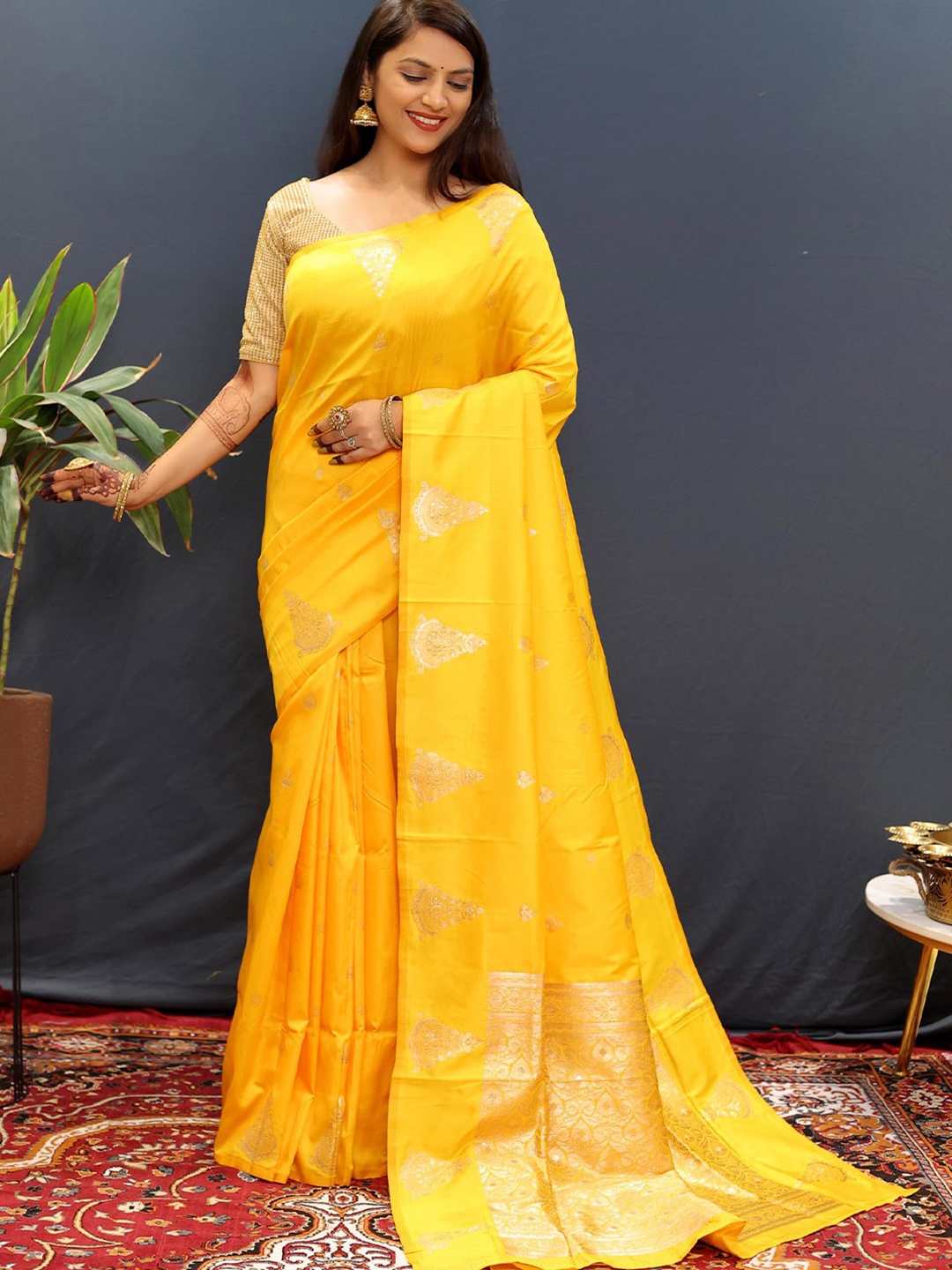 

PATIALAPICKS Ethnic Motifs Woven Design Zari Pure Silk Kanjeevaram Saree, Yellow