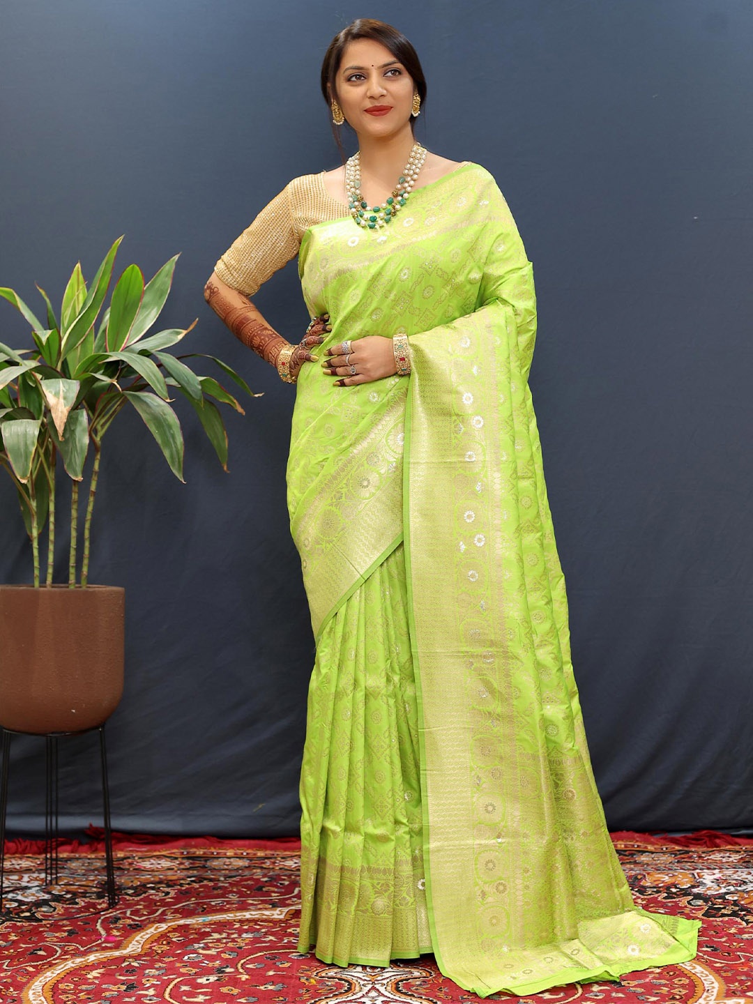 

PATIALAPICKS Ethnic Motifs Woven Design Zari Pure Silk Kanjeevaram Saree, Green