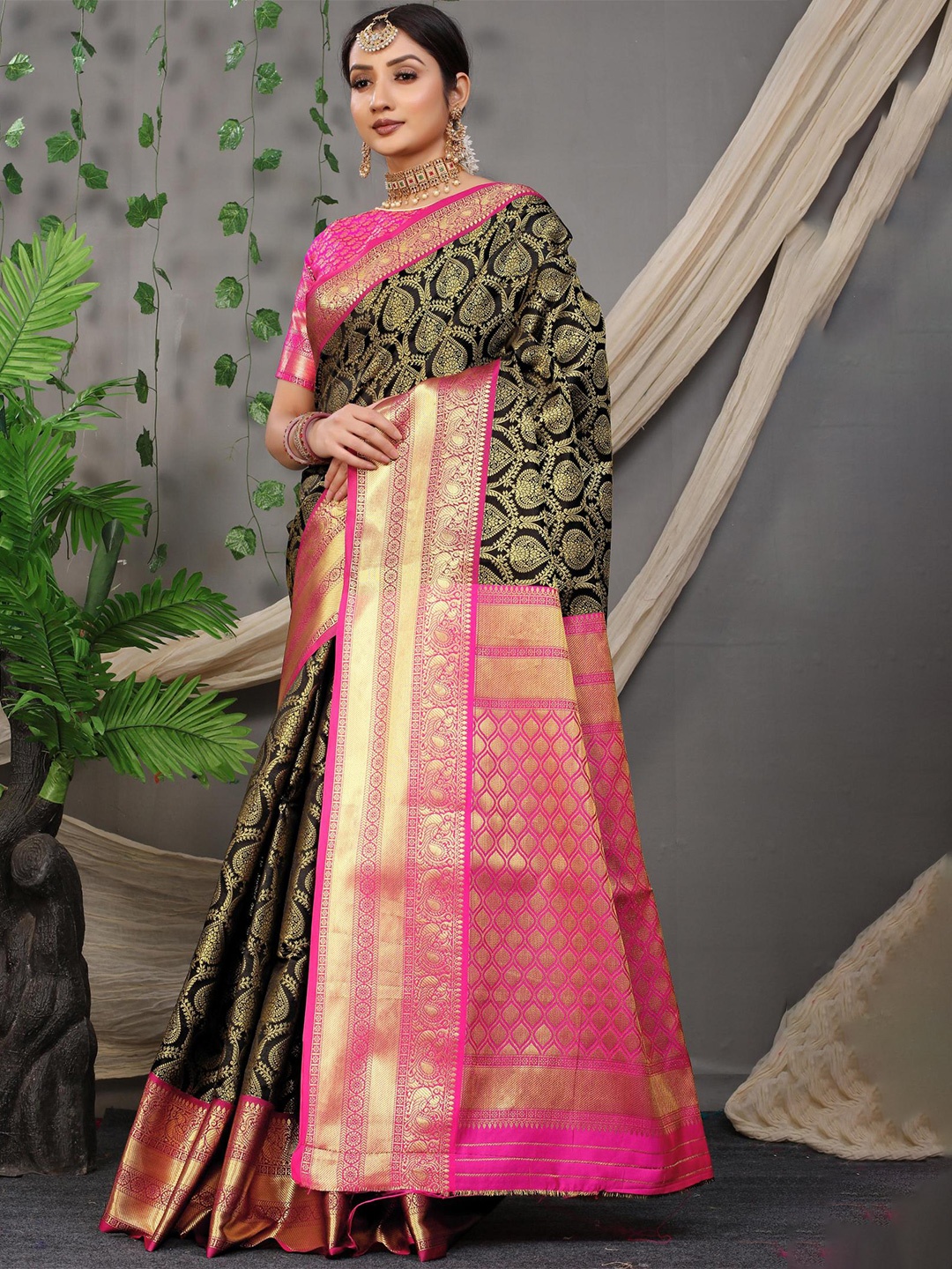 

PATIALAPICKS Ethnic Motifs Woven Design Zari Pure Silk Kanjeevaram Saree, Black
