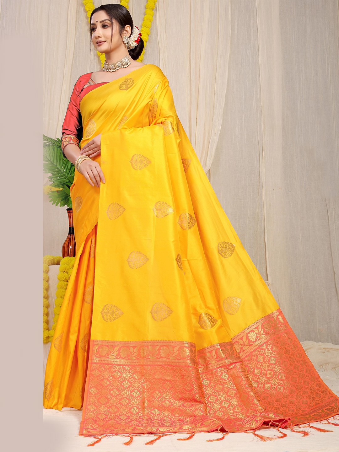 

PATIALAPICKS Ethnic Motifs Woven Design Zari Pure Silk Kanjeevaram Saree, Yellow