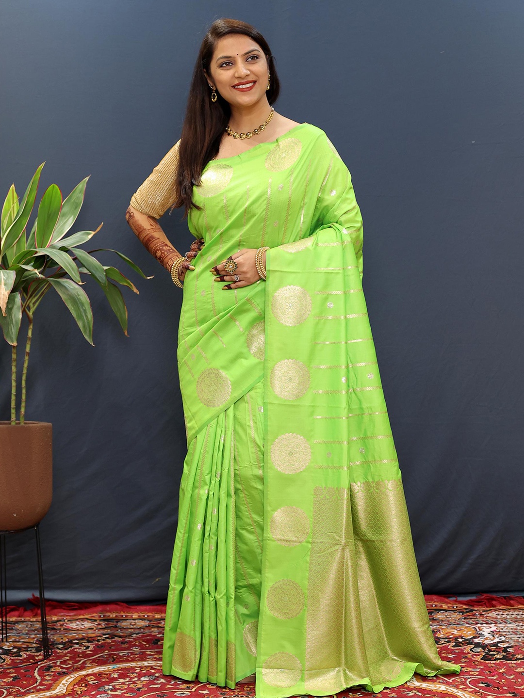 

PATIALAPICKS Ethnic Motifs Woven Design Zari Pure Silk Kanjeevaram Saree, Green