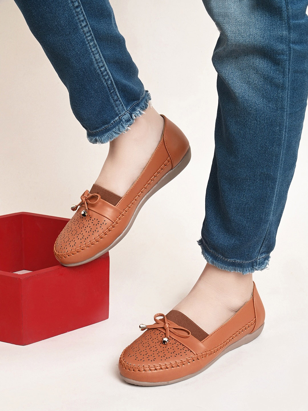 

XE Looks Textured Ballerinas with Bows Flats, Cream