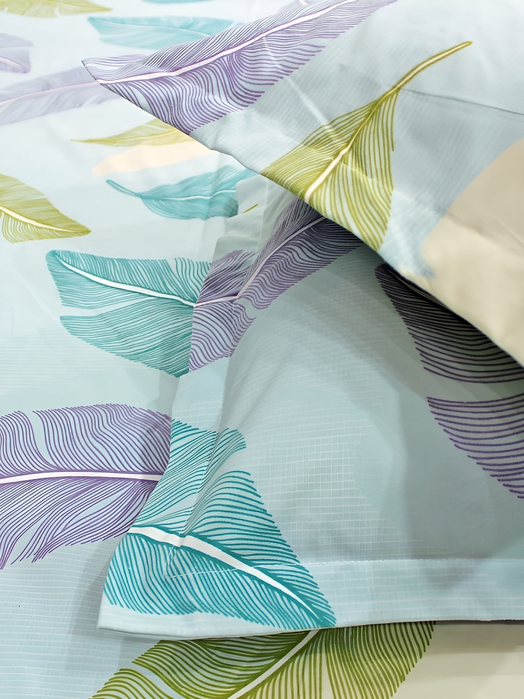 

Aurave Blue & Purple Floral 210 TC Microfiber King Bedsheet With 2 Pillow Covers
