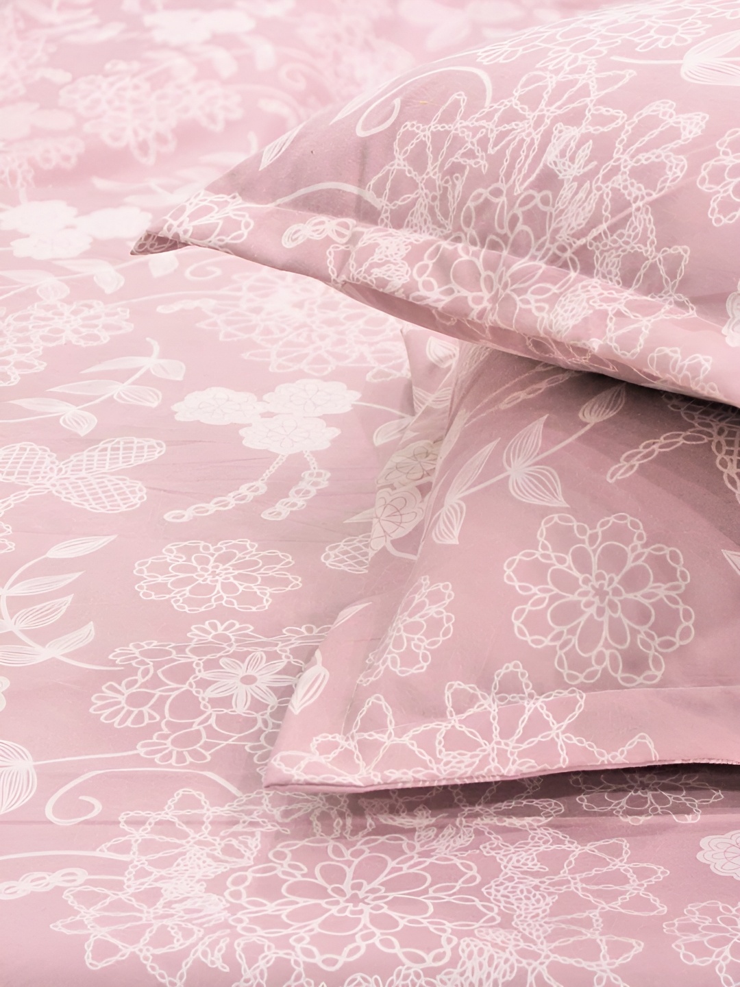 

Aurave Peach & White Floral Microfiber 210 TC King Bedsheet With 2 Pillow Covers