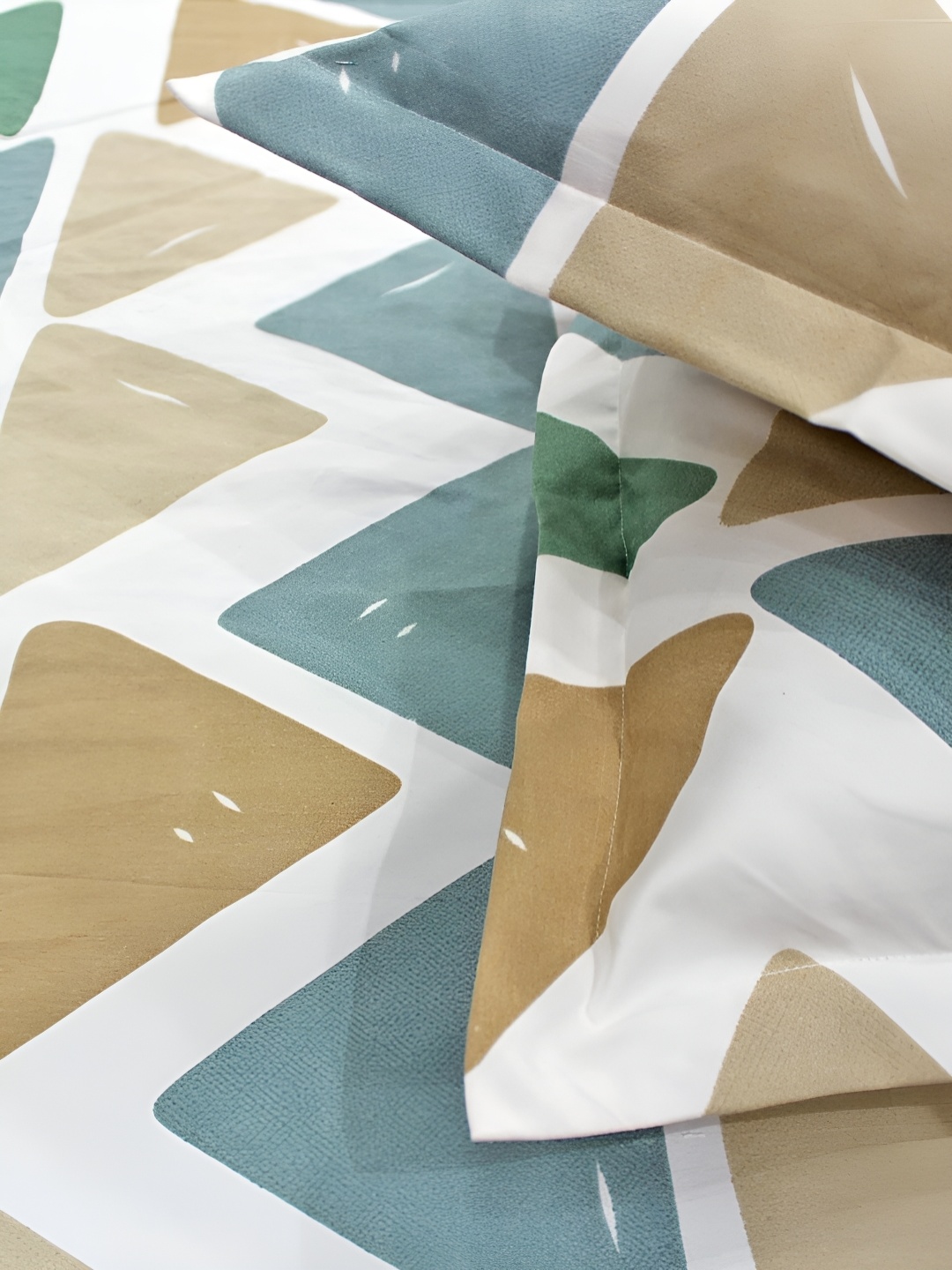 

Aurave White & Brown Geometric 210 TC Microfiber King Bedsheet With 2 Pillow Covers