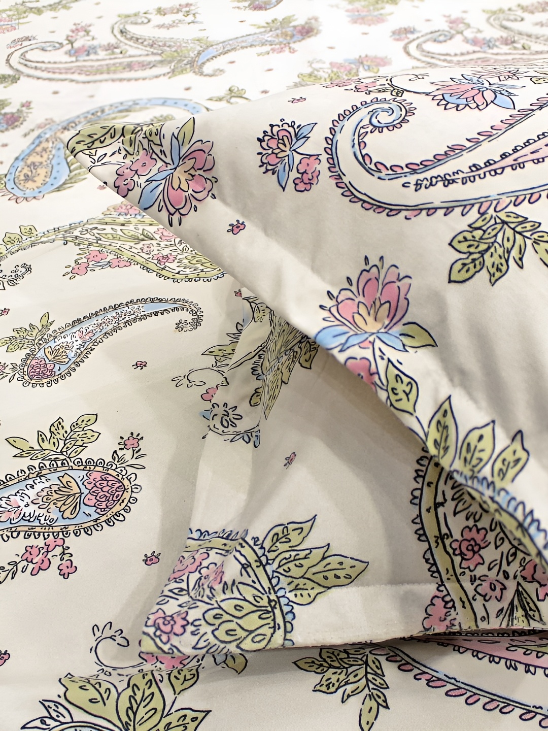 

Aurave White & Blue Floral 210 TC Microfiber King Bedsheet With 2 Pillow Covers