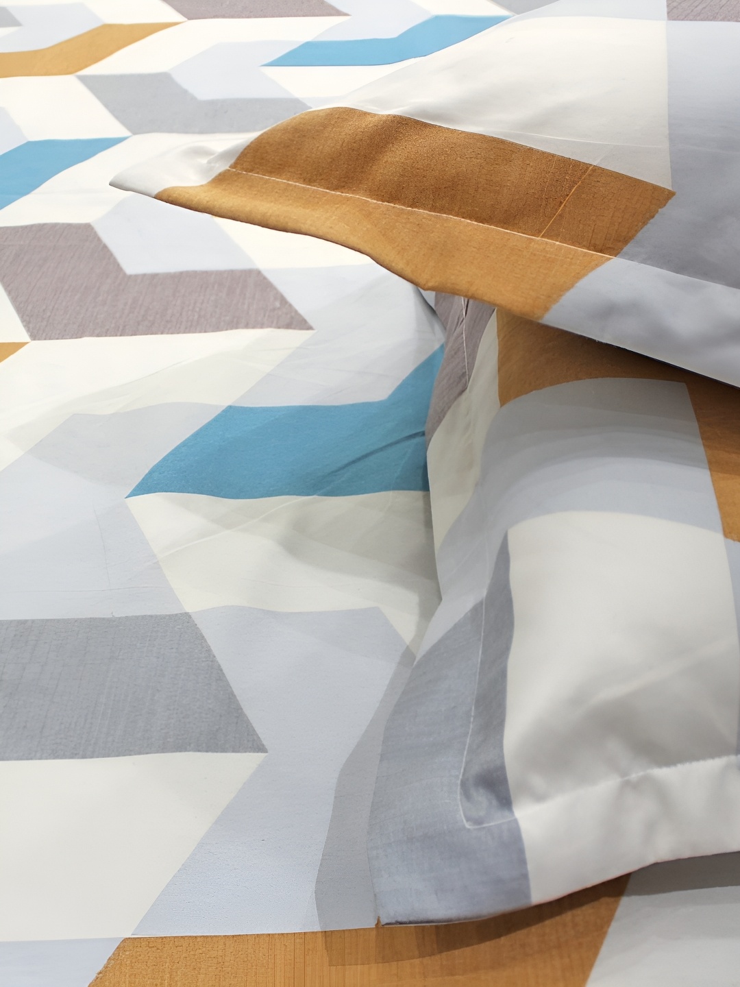 

Aurave Blue & Orange Geometric 210 TC Microfiber King Bedsheet With 2 Pillow Covers