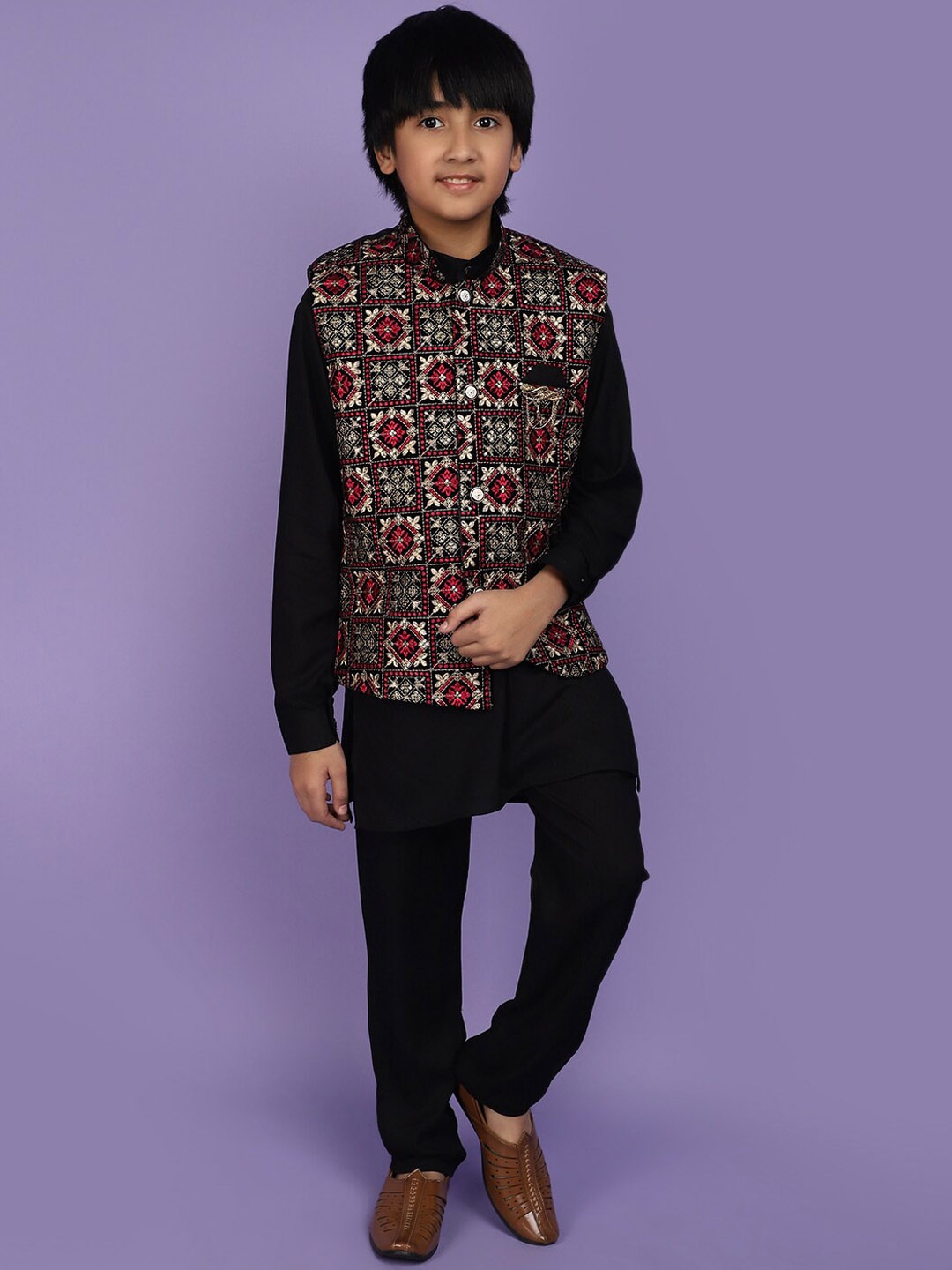 

V-Mart Boys Self Design Mandarin Collar Sherwani Set, Black