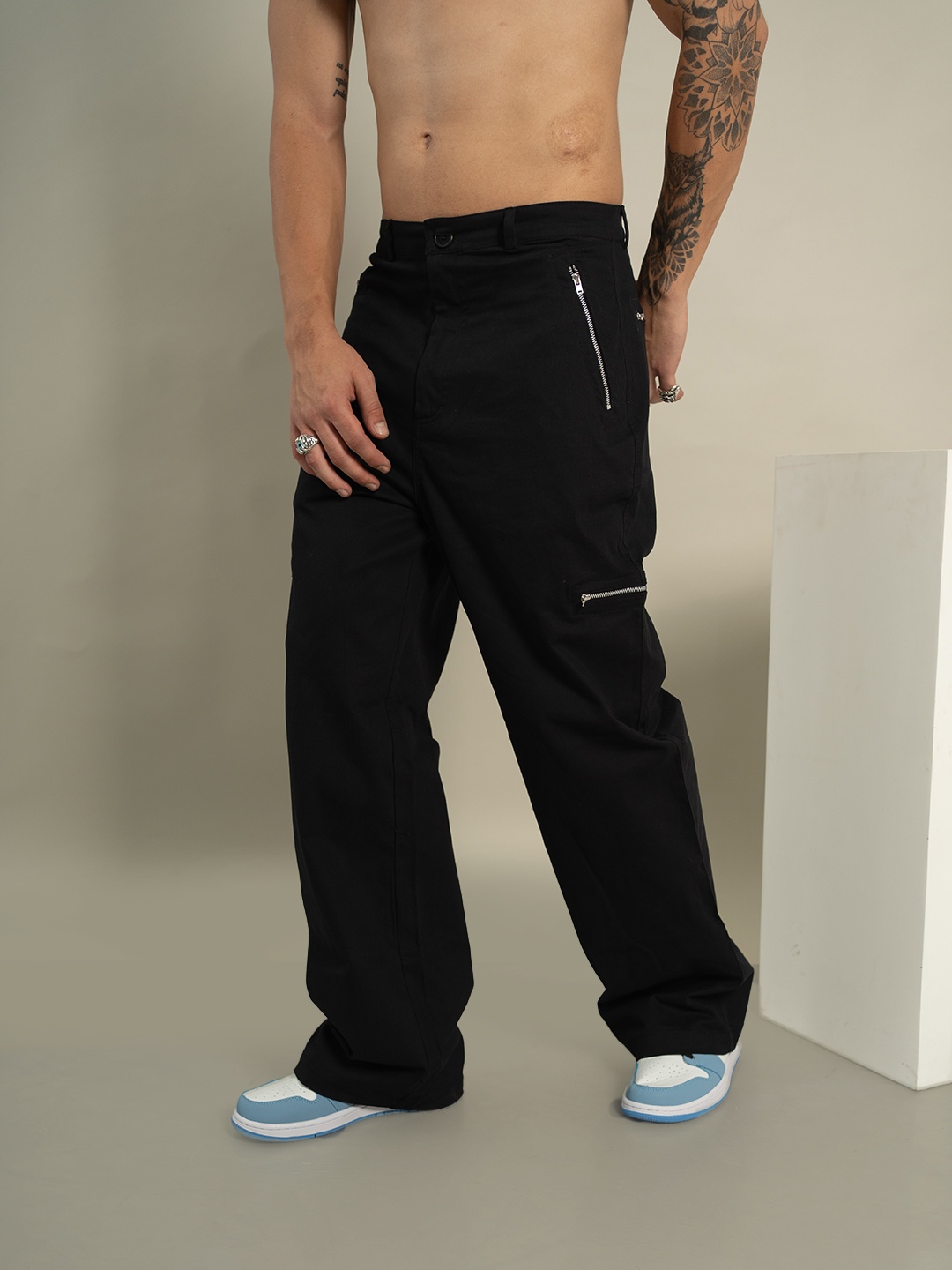 

UNRL Men Straight Fit Pure Cotton Cargos Style Trousers, Black