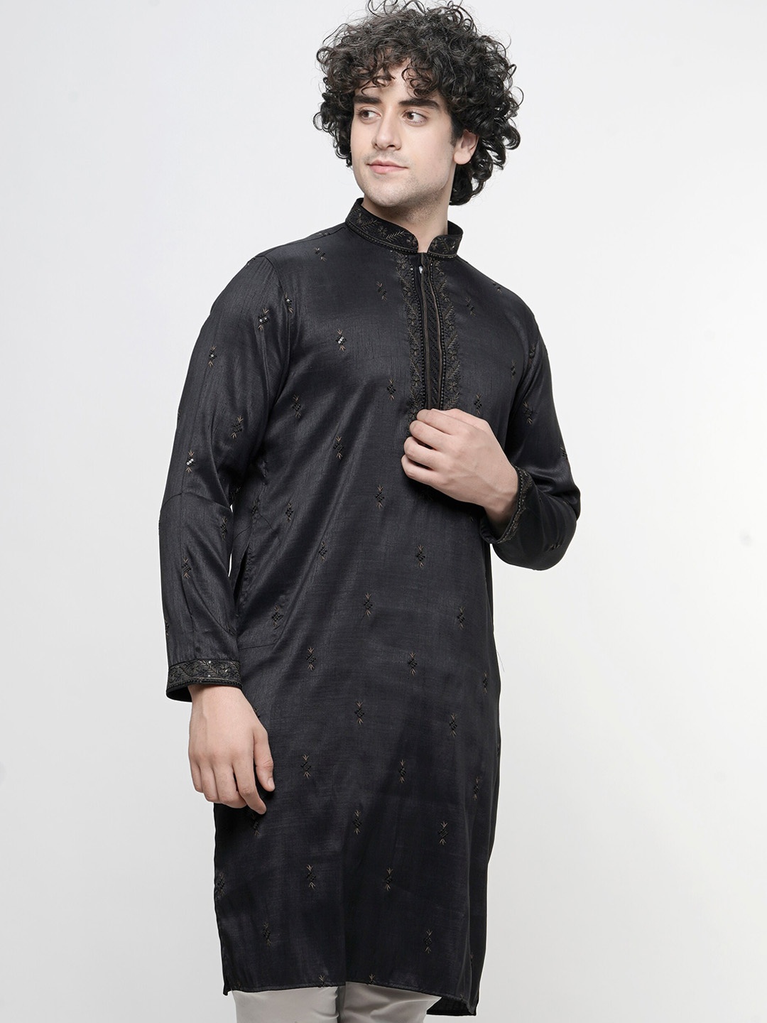 

MAAHI FABS Ethnic Motifs Embroidered Sequinned Detailed Cotton Straight Kurta, Black