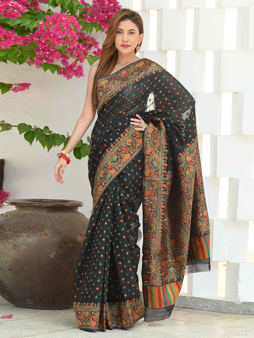 

BEATITUDE Floral Woven Design Saree, Black