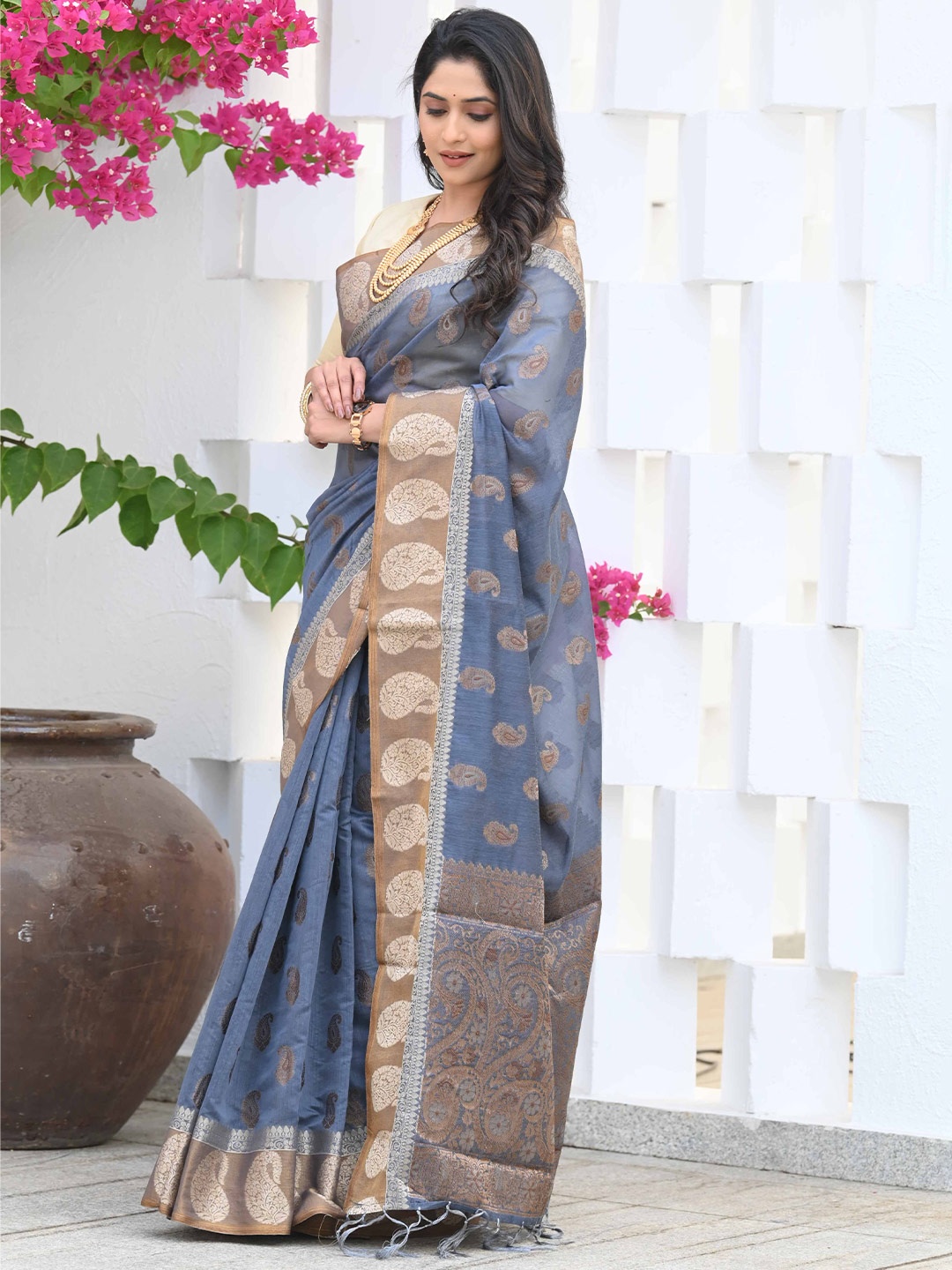 

BEATITUDE Ethnic Woven Design Zari Saree, Grey