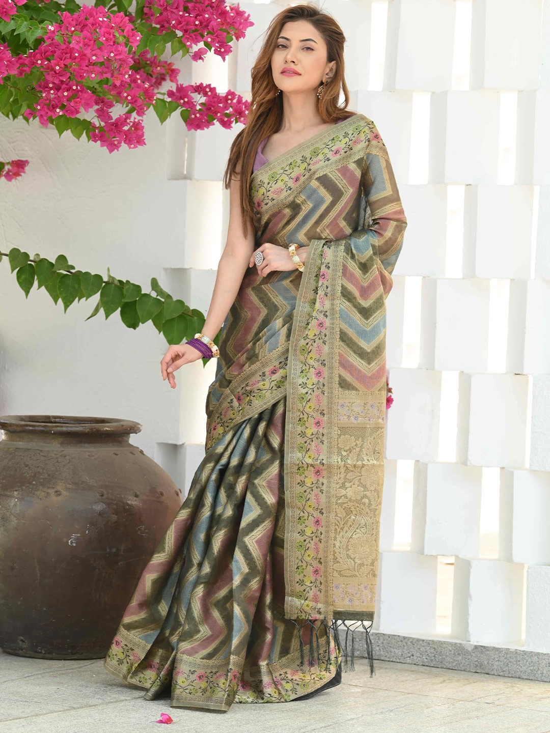 

BEATITUDE Woven Design Floral Zari Organza Saree, Green