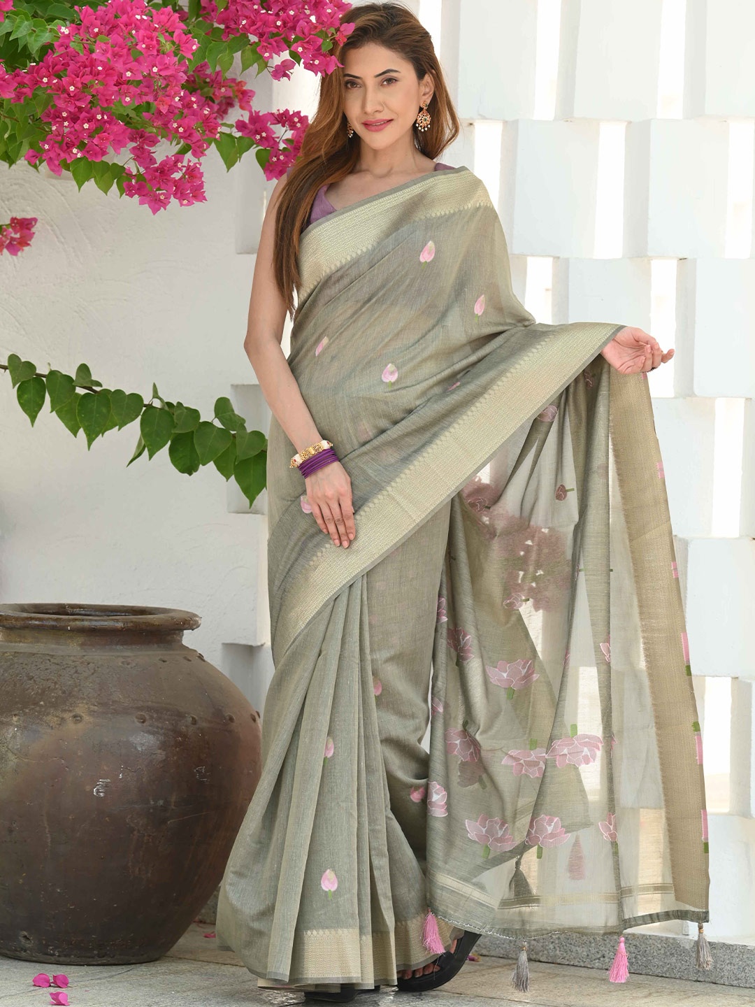 

BEATITUDE Ethnic Woven Design Zari Pure Cotton Saree, Green