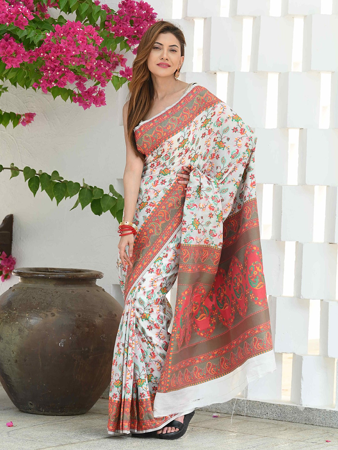 

BEATITUDE Woven Design Floral Saree, White