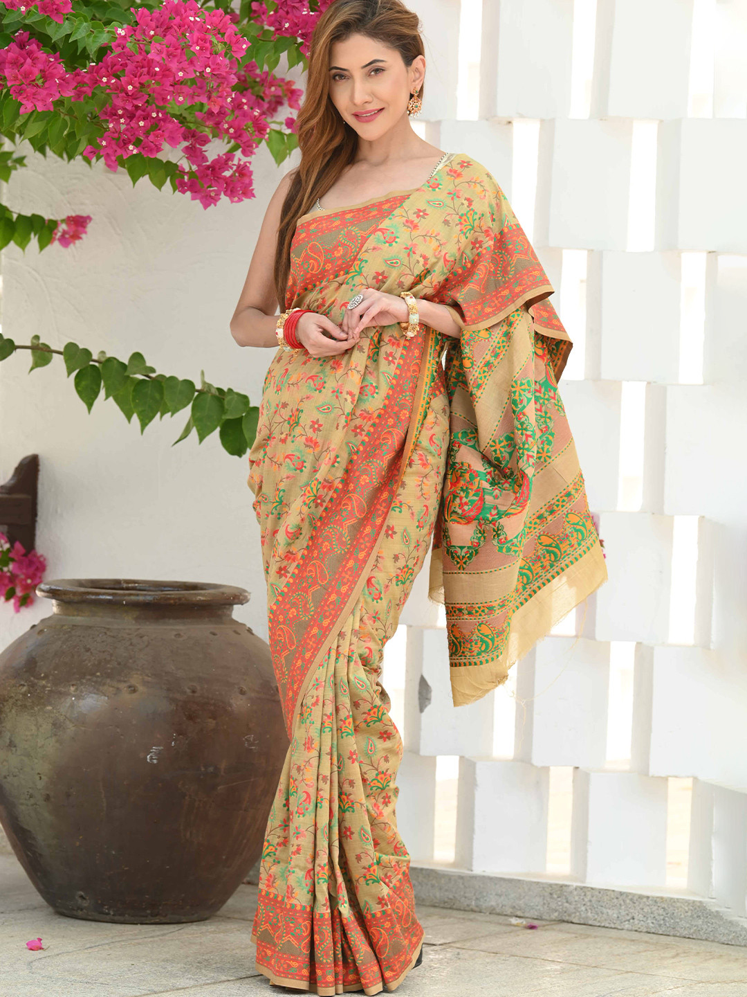 

BEATITUDE Woven Design Floral Saree, Beige