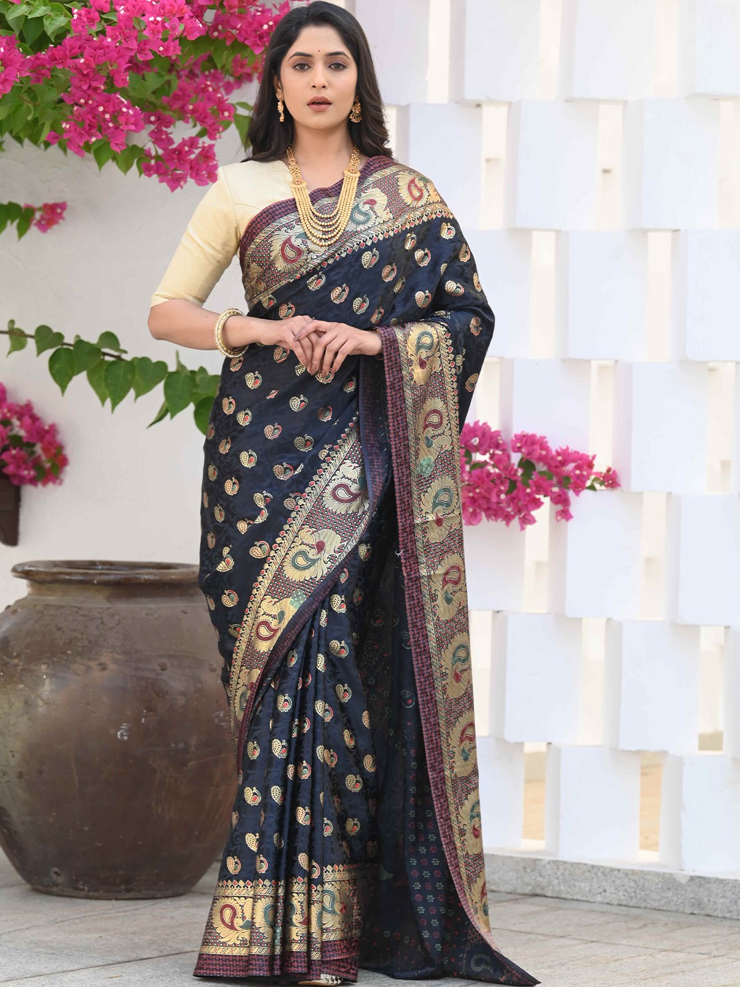 

BEATITUDE Ethnic Motifs Printed Saree, Black