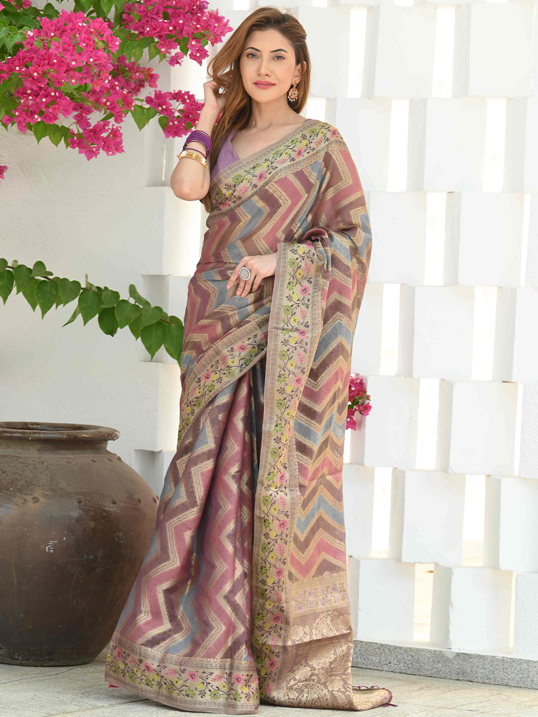 

BEATITUDE Striped Woven Design Zari Saree, Pink