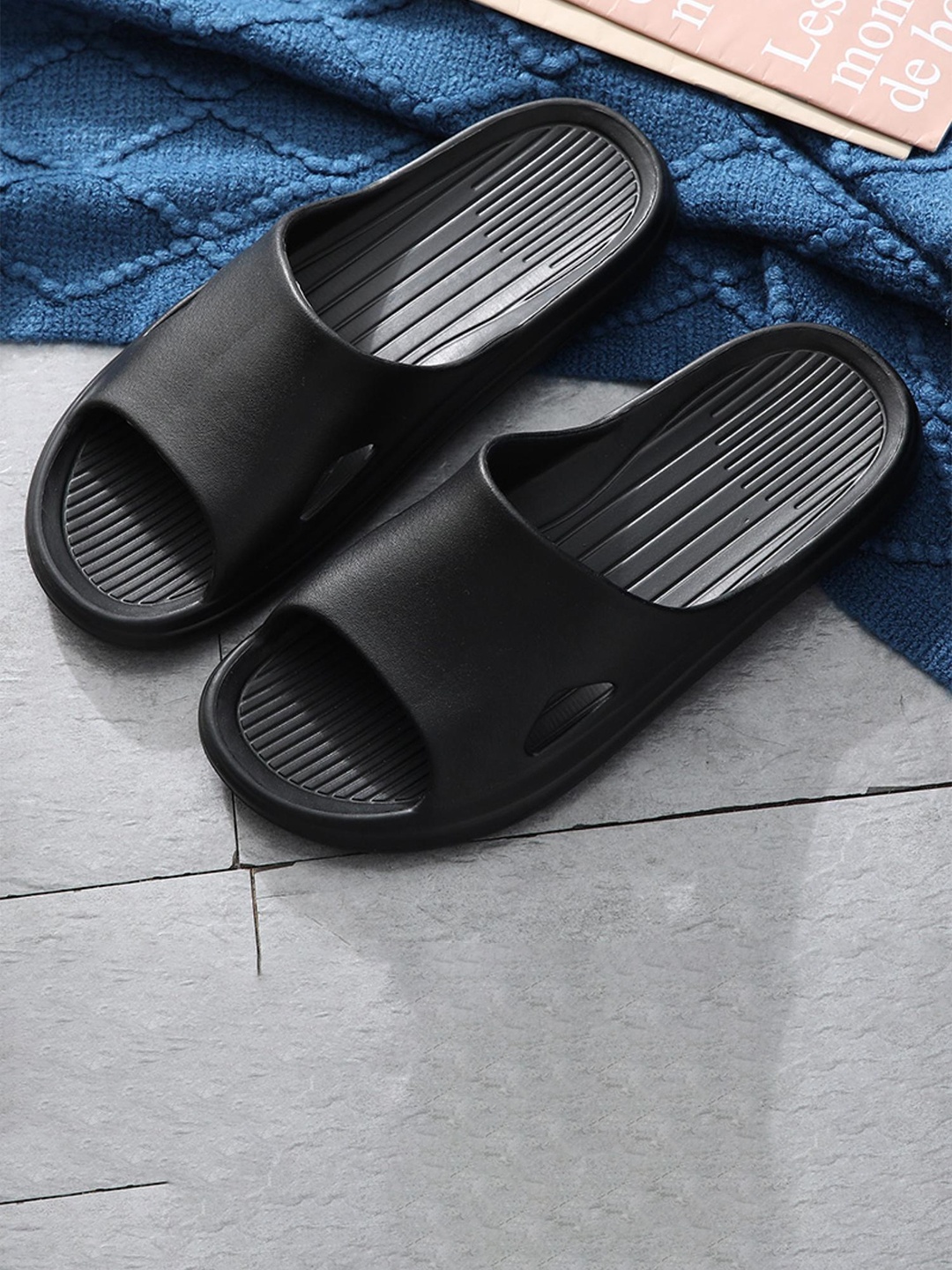 

Mast & Harbour Men Rubber Sliders, Black