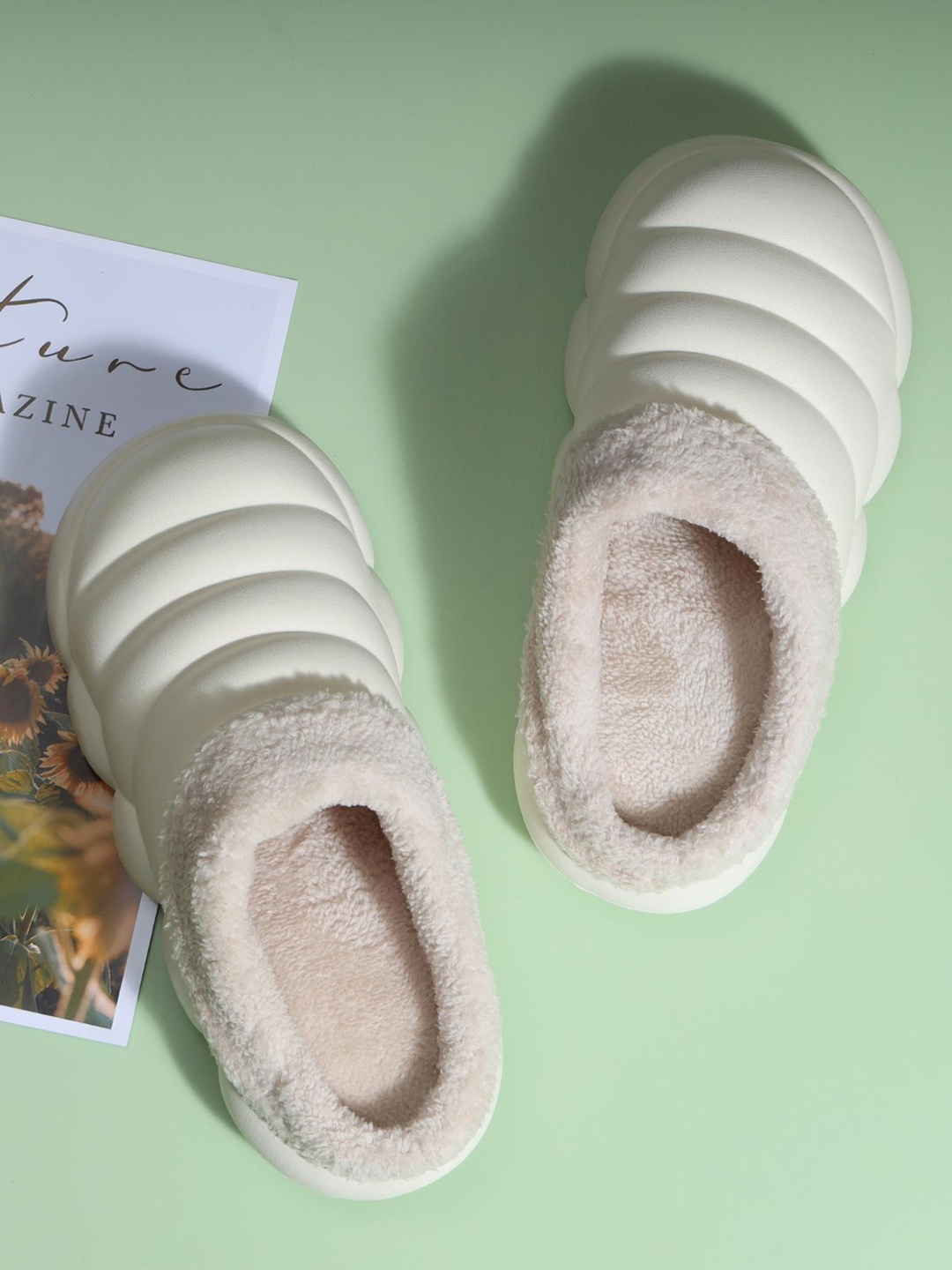 

Mast & Harbour Men Winter Room Slippers, White