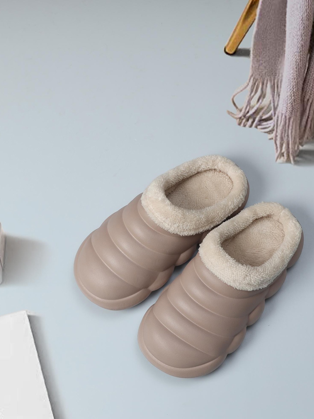 

Mast & Harbour Men Winter Room Slippers, Brown
