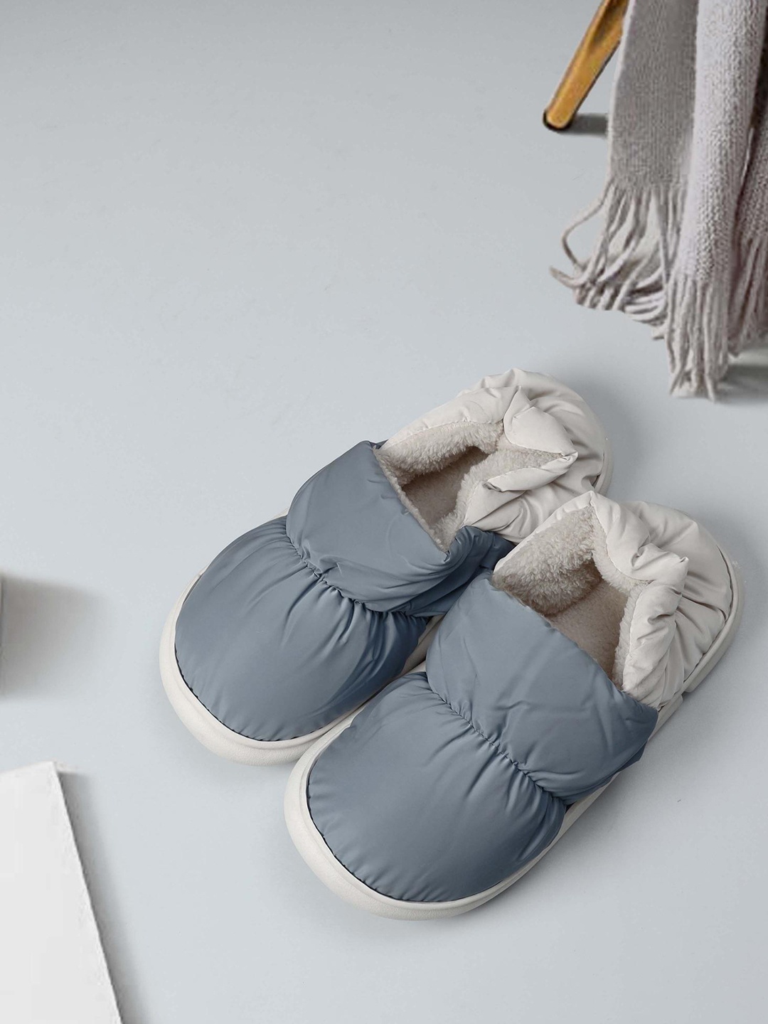

Mast & Harbour Men Winter Room Slippers, Grey