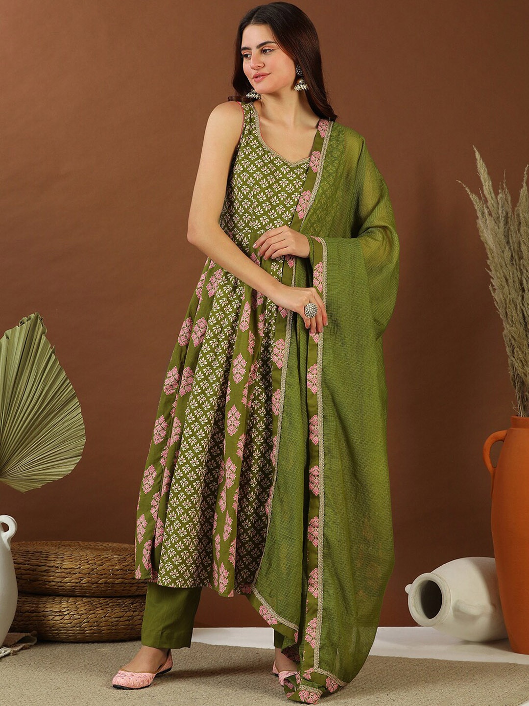 

Inddus Floral Printed Pure Cotton Kurta & Trousers With Dupatta, Green