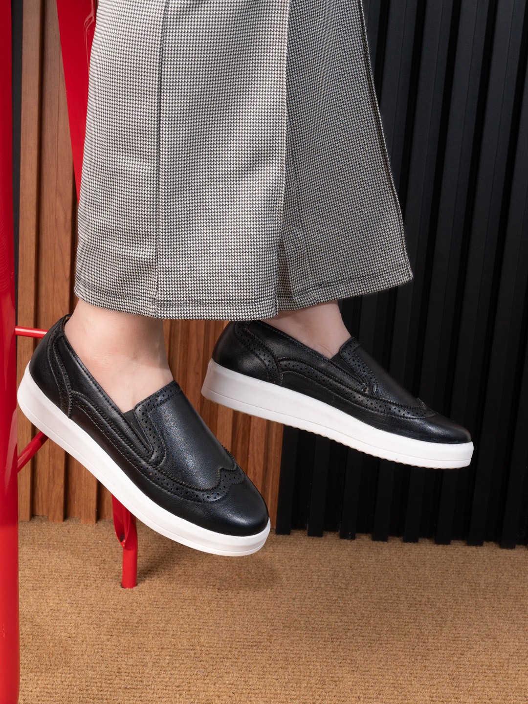 

DressBerry Black Women Round Toe Lightweight Slip-On Sneakers