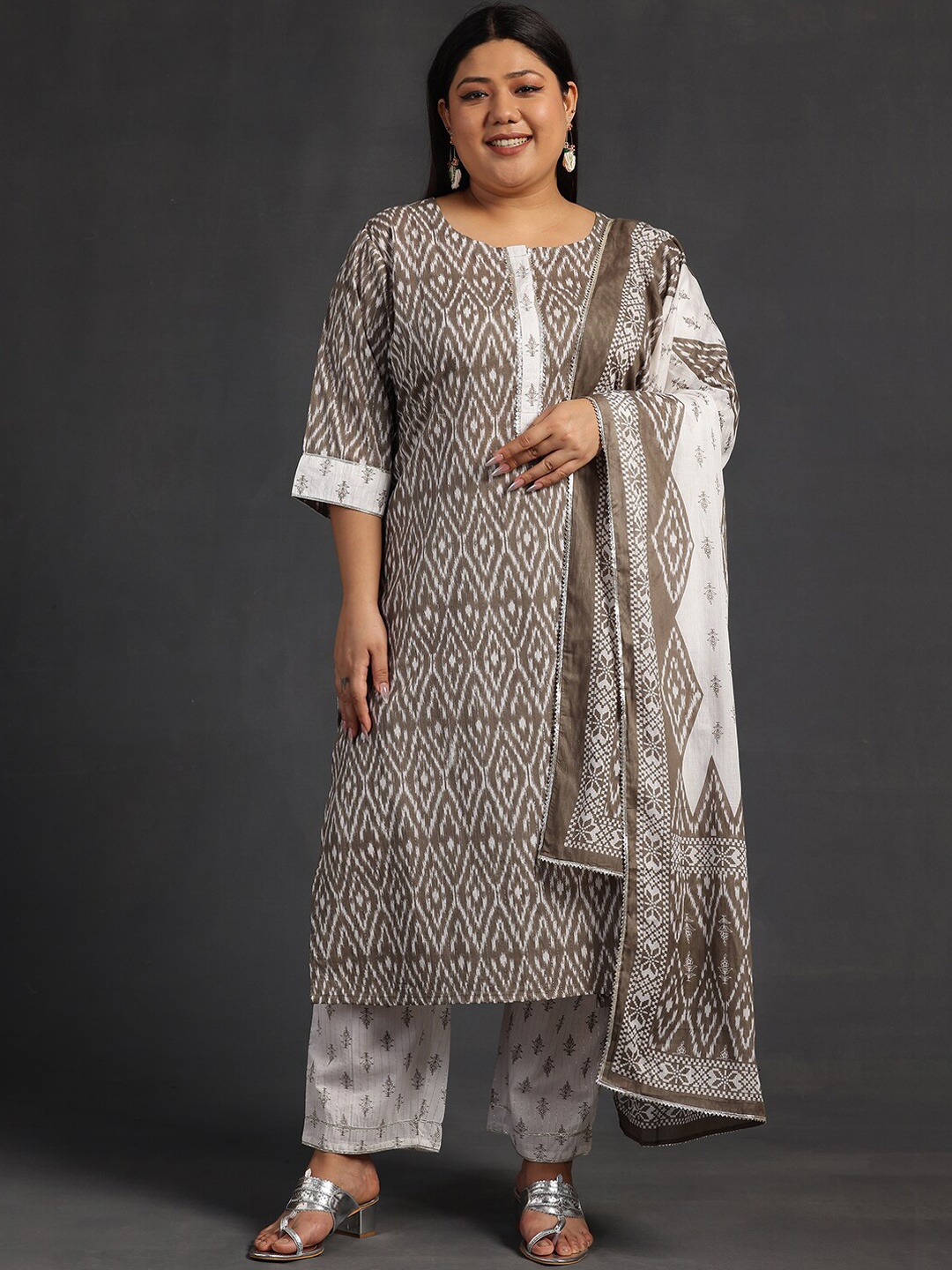 

EXTRA LOVE BY LIBAS Plus Size Printed Straight Pure Cotton Kurta with Trousers & Dupatta, Grey