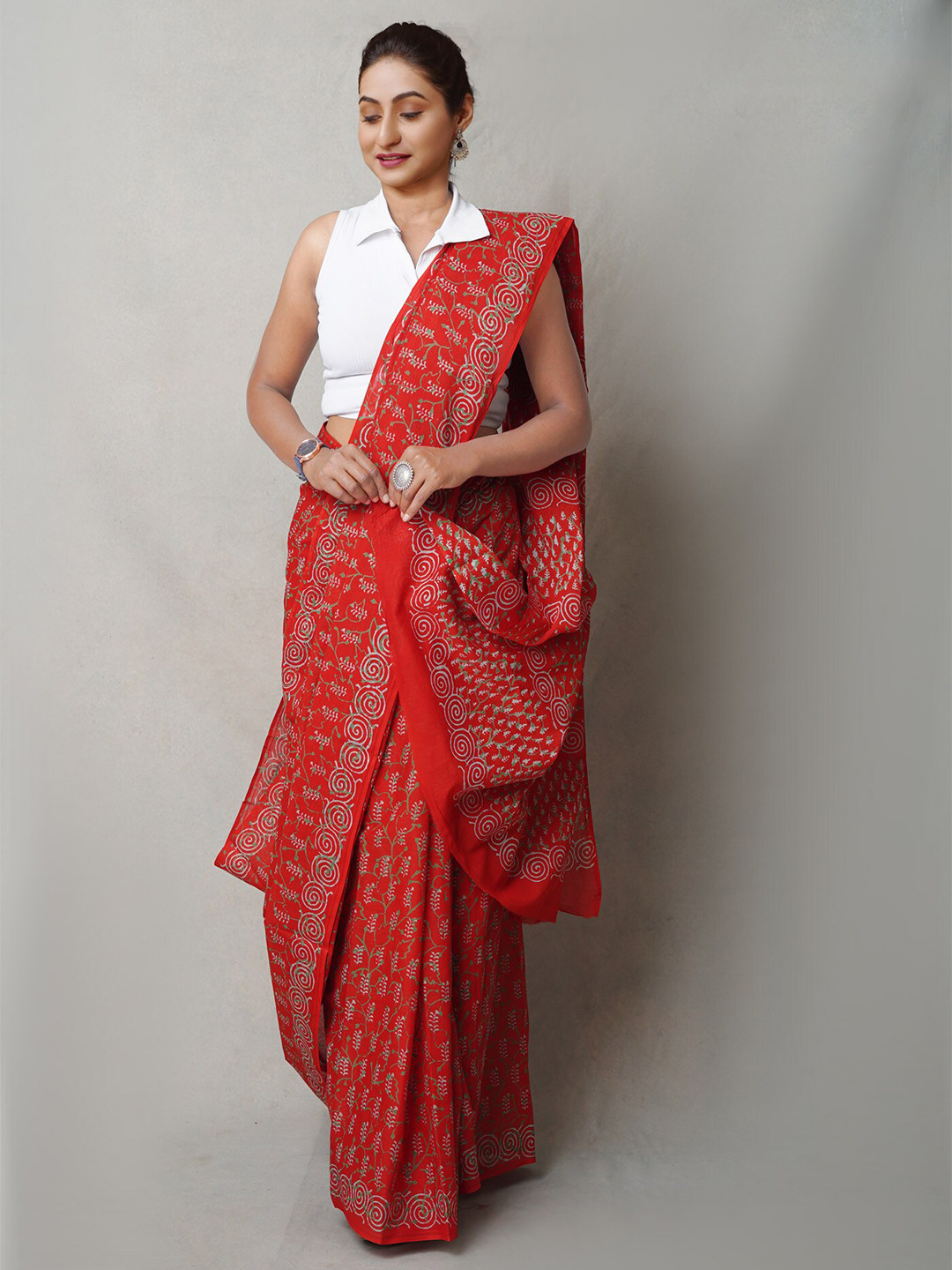 

Unnati Silks Floral Pure Cotton Handloom Block Printed Saree, Red